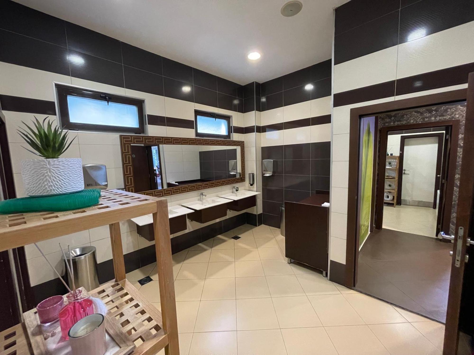 Amazona Hotel Prishtinë Ngoại thất bức ảnh