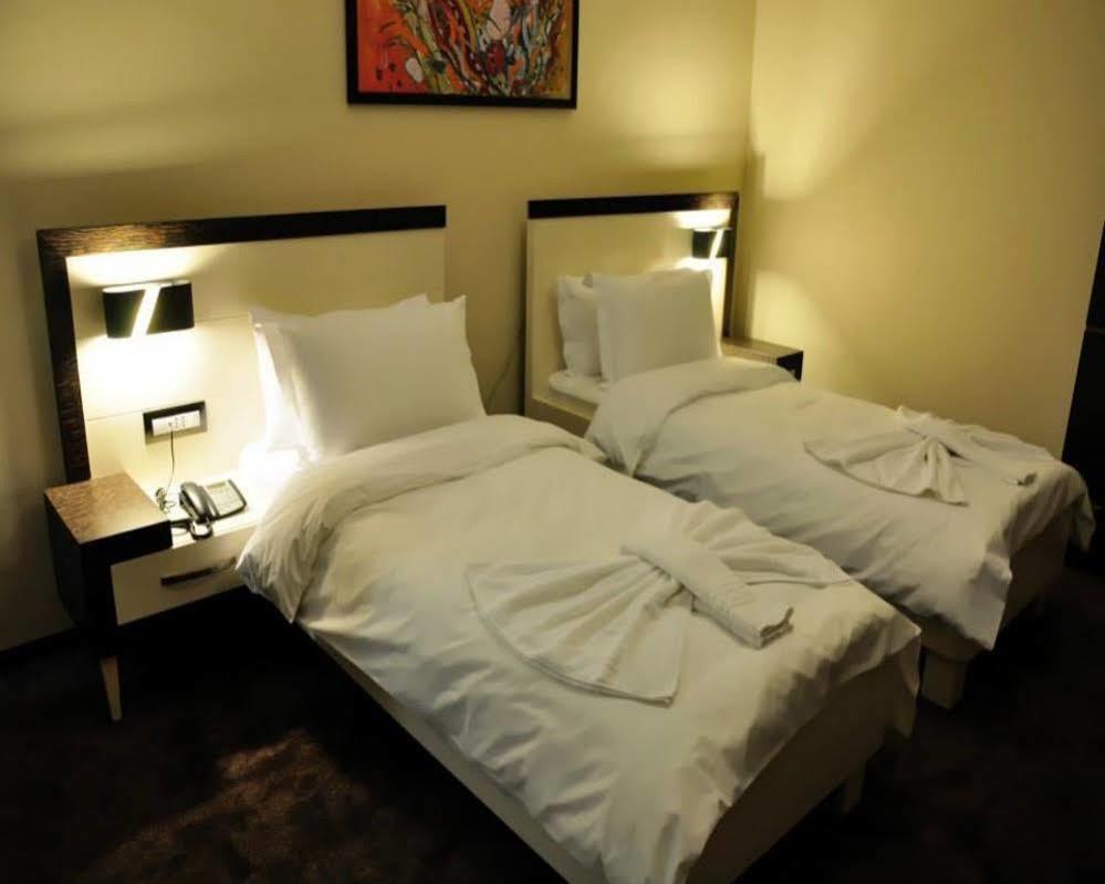 Amazona Hotel Prishtinë Ngoại thất bức ảnh